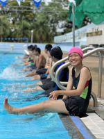 โรงเรียนพนมมาศพิทยากร สังกัดเทศบาลตำบลศรีพนมมาศ จัดกิจกรรมการเรียนรู้ว่ายน้ำ ให้แก่นักเรียนโรงเรียนพนมมาศพิทยากรชั้นมัธยมศึกษาปีที่ 1 – 3  ณ สระว่ายน้ำโรงเรียนลับแลพิทยาคม   ซึ่งการเรียนการสอนว่ายน้ำในระดับมัธยมศึกษาตอนต้น โดยมุ่งเน้นความสำคัญของการว่ายน้