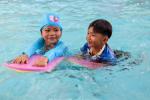 หนูน้อยปฐมวัย มีทักษะความปลอดภัยทางน้ำ โรงเรียนพนมมาศพิทยากร มีกิจกรรมเสริมทักษะความปลอดภัยทางน้ำ ให้นักเรียนในระดับสายชั้นอนุบาล 2-3 ได้เรียนว่ายน้ำ เพื่อให้ว่ายน้ำเป็น และช่วยเหลือตนเองได้ ป้องกันตนเองจากภัยทางน้ำ และการว่ายน้ำยังช่วยให้นักเรียนมีสุขภ